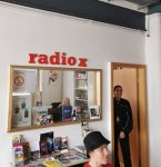 Wow – was für ein Erlebnis! 🎧✨
Im Rahmen der WPU-Woche durften unsere Schüler*innen hinter die Kulissen von Radio X blicken, eigene Raps schreiben, Beats bauen und schließlich am Mikro ihre Stimme erheben.
Von der ersten Idee bis zur fertigen Aufnahme war alles selbst gemacht – kreativ, mutig und echt.
Die Themen? Persönlich, laut, ehrlich.
Die Stimmung? Aufregend und voller Stolz.
Das war mehr als ein Projekt – das war echte Medienarbeit, echte Kunst und ein echtes Erfolgserlebnis.
Danke an Radio X für die Möglichkeit und an unsere Schüler*innen für euren Einsatz! 🎙️❤️
#WPUWoche 📚 #RadioX 📻 #RapProjekt 🎶 #JugendlicheMitStimme 💬 #BürgermeisterGrimmSchule 🏫 #Medienkompetenz 🌟 #WirSindLautUndKreativ