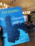 Heute war unsere M1 unterwegs beim Stadt Land Buch Festival im @literaturhausfrankfurt . Auf dem Programm stand die Lesung von Der Sternsee von Will Gmehling. Es wurde viel gelacht, gestaunt und mitgefiebert. Die Geschichte hat uns alle begeistert und gezeigt, wie schön Bücher sein können. Ein rundum gelungener Vormittag mit ganz viel Lesefreude. Absolute Buchempfehlung für große und kleine Leseratten! 📚✨
Danke an das Team von @stadlandbuch.festival und @literaturhausfrankfurt für diese tolle Veranstaltung!