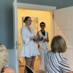 Ganz in Weiß und mit ganz viel Herz 💫 – heute waren wir beim Charity-Brunch der Chancenbringer in der wunderschönen Villa Sanders eingeladen 🤍 Ein Vormittag voller guter Gespräche, leckerem Essen 🥐☕ und vor allem: mit echtem Fokus auf Bildungsgerechtigkeit 🎓
Unsere Schule durfte sich dort präsentieren, denn wir werden von den Chancenbringern unterstützt – und das macht Erlebnisse wie unseren Seeausflug für alle Schüler*innen erst möglich 🌊🎒
Vier Kolleg*innen waren stellvertretend für unsere Schule vor Ort und sind mit viel Dankbarkeit, neuen Kontakten und schönen Eindrücken zurückgekommen 🙌
Danke, liebe Chancenbringer, für diesen besonderen Tag und eure wichtige Arbeit! 💛